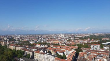 Torino, İtalya - 10 / 24 / 2019: Güzel güneşli bir günde Torin şehrinin inanılmaz bir başlığı. Şehrin merkezindeki eski binaların İtalya 'daki krallık döneminden kalma detaylı fotoğrafları..