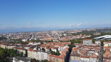 Torino, İtalya - 10 / 24 / 2019: Güzel güneşli bir günde Torin şehrinin inanılmaz bir başlığı. Şehrin merkezindeki eski binaların İtalya 'daki krallık döneminden kalma detaylı fotoğrafları..