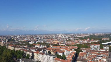 Torino, İtalya - 10 / 24 / 2019: Güzel güneşli bir günde Torin şehrinin inanılmaz bir başlığı. Şehrin merkezindeki eski binaların İtalya 'daki krallık döneminden kalma detaylı fotoğrafları..