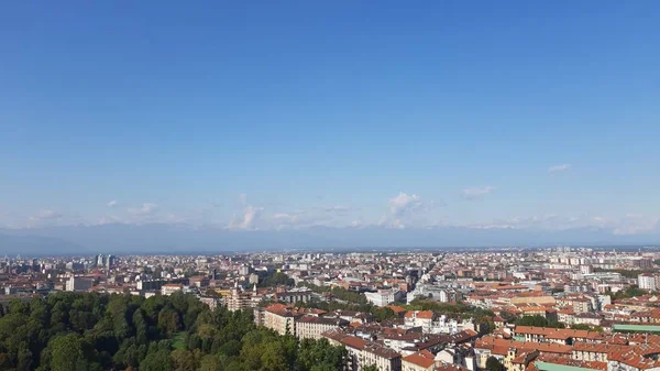 Torino, İtalya - 10 / 24 / 2019: Güzel güneşli bir günde Torin şehrinin inanılmaz bir başlığı. Şehrin merkezindeki eski binaların İtalya 'daki krallık döneminden kalma detaylı fotoğrafları..