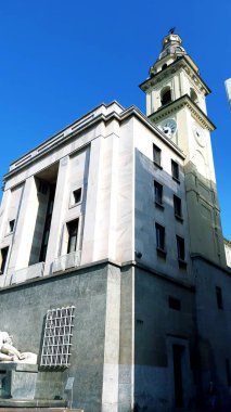 Torino, İtalya - 10 / 24 / 2019: Güzel güneşli bir günde Torin şehrinin inanılmaz bir başlığı. Şehrin merkezindeki eski binaların İtalya 'daki krallık döneminden kalma detaylı fotoğrafları..