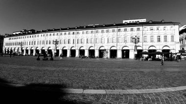 Torino, İtalya - 10 / 24 / 2019: Güzel güneşli bir günde Torin şehrinin inanılmaz bir başlığı. Şehrin merkezindeki eski binaların İtalya 'daki krallık döneminden kalma detaylı fotoğrafları..