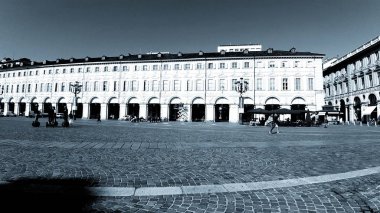 Torino, İtalya - 10 / 24 / 2019: Güzel güneşli bir günde Torin şehrinin inanılmaz bir başlığı. Şehrin merkezindeki eski binaların İtalya 'daki krallık döneminden kalma detaylı fotoğrafları..