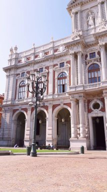Torino, İtalya - 10 / 24 / 2019: Güzel güneşli bir günde Torin şehrinin inanılmaz bir başlığı. Şehrin merkezindeki eski binaların İtalya 'daki krallık döneminden kalma detaylı fotoğrafları..
