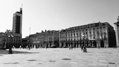 Torino, İtalya - 10 / 24 / 2019: Güzel güneşli bir günde Torin şehrinin inanılmaz bir başlığı. Şehrin merkezindeki eski binaların İtalya 'daki krallık döneminden kalma detaylı fotoğrafları..
