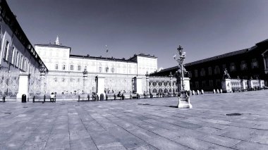 Torino, İtalya - 10 / 24 / 2019: Güzel güneşli bir günde Torin şehrinin inanılmaz bir başlığı. Şehrin merkezindeki eski binaların İtalya 'daki krallık döneminden kalma detaylı fotoğrafları..