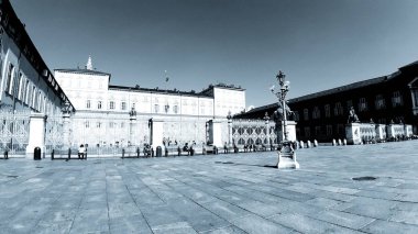 Torino, İtalya - 10 / 24 / 2019: Güzel güneşli bir günde Torin şehrinin inanılmaz bir başlığı. Şehrin merkezindeki eski binaların İtalya 'daki krallık döneminden kalma detaylı fotoğrafları..