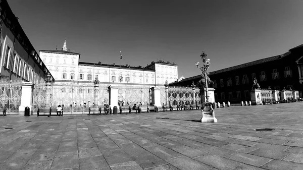 Torino, İtalya - 10 / 24 / 2019: Güzel güneşli bir günde Torin şehrinin inanılmaz bir başlığı. Şehrin merkezindeki eski binaların İtalya 'daki krallık döneminden kalma detaylı fotoğrafları..