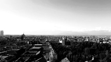 Torino, İtalya - 10 / 24 / 2019: Güzel güneşli bir günde Torin şehrinin inanılmaz bir başlığı. Şehrin merkezindeki eski binaların İtalya 'daki krallık döneminden kalma detaylı fotoğrafları..