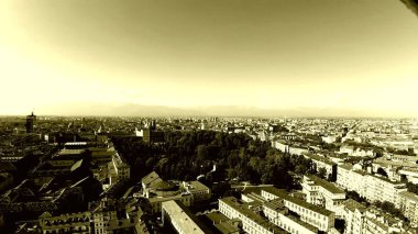 Torino, İtalya - 10 / 24 / 2019: Güzel güneşli bir günde Torin şehrinin inanılmaz bir başlığı. Şehrin merkezindeki eski binaların İtalya 'daki krallık döneminden kalma detaylı fotoğrafları..