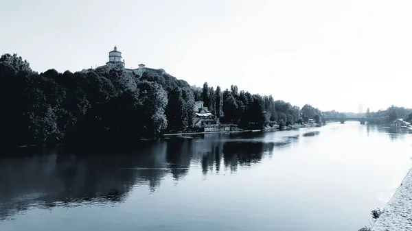 Torino Talya 2019 Nehrinin Güzel Manzarası Evlerin Suyun Üzerindeki Köprünün — Stok fotoğraf