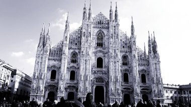 Milan, İtalya - 11 / 08 / 2019: Milano 'nun eski ve modern mimarisinin siyah ve beyaz olarak inanılmaz bir başlığı. Sokaktan ufuk çizgilerinin detaylarına güzel bir manzara.
