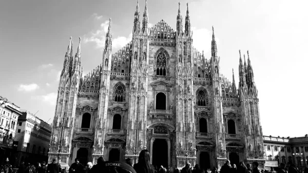 Milan Itálie 2019 Úžasný Titulek Staré Moderní Milánské Architektury Černobílé — Stock fotografie