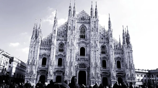 Milan, İtalya - 11 / 08 / 2019: Milano 'nun eski ve modern mimarisinin siyah ve beyaz olarak inanılmaz bir başlığı. Sokaktan ufuk çizgilerinin detaylarına güzel bir manzara.