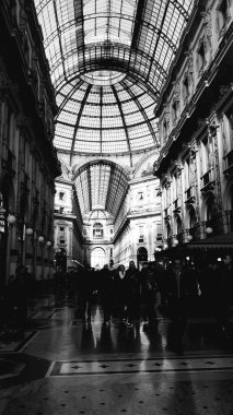 Milan, İtalya - 11 / 08 / 2019: Milano 'nun eski ve modern mimarisinin siyah ve beyaz olarak inanılmaz bir başlığı. Sokaktan ufuk çizgilerinin detaylarına güzel bir manzara.