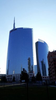 Milan, İtalya - 11 / 08 / 2019: Milano 'nun eski ve modern mimarisinin siyah ve beyaz olarak inanılmaz bir başlığı. Sokaktan ufuk çizgilerinin detaylarına güzel bir manzara.