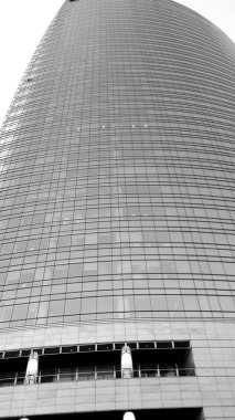 Milan, İtalya - 11 / 08 / 2019: Milano 'nun eski ve modern mimarisinin siyah ve beyaz olarak inanılmaz bir başlığı. Sokaktan ufuk çizgilerinin detaylarına güzel bir manzara.