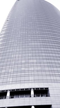 Milan, İtalya - 11 / 08 / 2019: Milano 'nun eski ve modern mimarisinin siyah ve beyaz olarak inanılmaz bir başlığı. Sokaktan ufuk çizgilerinin detaylarına güzel bir manzara.