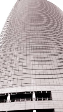 Milan, İtalya - 11 / 08 / 2019: Milano 'nun eski ve modern mimarisinin siyah ve beyaz olarak inanılmaz bir başlığı. Sokaktan ufuk çizgilerinin detaylarına güzel bir manzara.