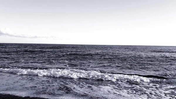 意大利热那亚 2019年11月15日 在意大利利古里亚 Liguria Italy Europe 近海发生的巨浪的特写 悬崖峭壁上的白浪 — 图库照片
