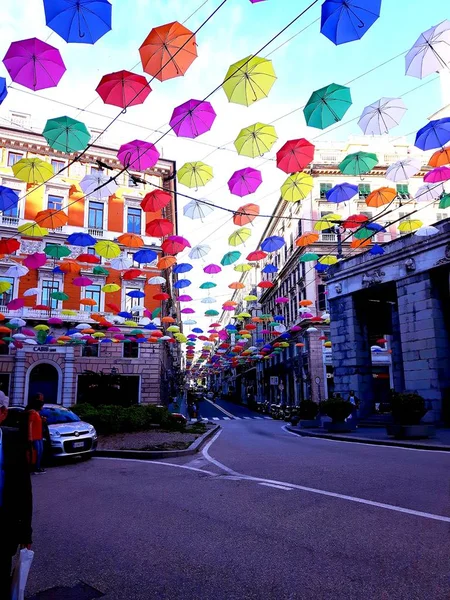 Génova Italia 2019 Bright Abstract Background Jumble Rainbow Colored Umbrellas — Foto de Stock