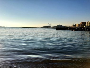 Cenova, İtalya - 11 / 25 / 2019: Cenova Denizi üzerinde kış günbatımının muhteşem bir başlığı güzel kırmızı ve mavi gökyüzü, arka planda inanılmaz bulutlar ve denizin üzerinde eski kayalar.