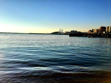 Cenova, İtalya - 11 / 25 / 2019: Cenova Denizi üzerinde kış günbatımının muhteşem bir başlığı güzel kırmızı ve mavi gökyüzü, arka planda inanılmaz bulutlar ve denizin üzerinde eski kayalar.