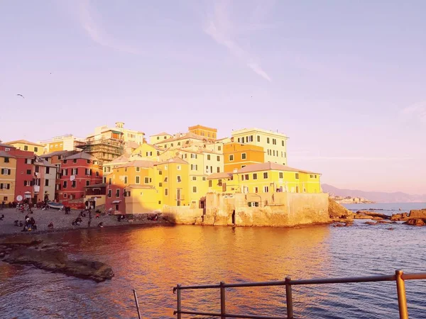 ジェノヴァ イタリア 2019 美しい赤と青の空とジェノヴァの海の上に冬の日の夕日の素晴らしいキャプション 海の上の背景と古い岩のいくつかの素晴らしい雲 — ストック写真