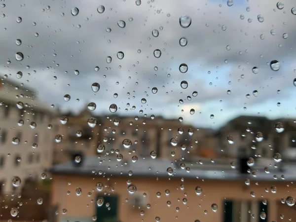 ジェノヴァ イタリア 2019 信じられないほどの色の空と太陽の光で非常に強い雨の後 窓の上の水滴の驚くべきキャプション ドロップのマクロ写真 — ストック写真