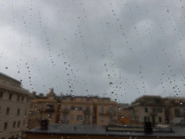 意大利热那亚 2019年11月28日 一个令人惊奇的描述 描述了在一场令人难以置信的五彩斑斓的天空和一片阳光下 下了一场强降雨之后 窗外的水滴 宏观摄影的落差 — 图库照片