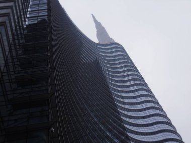 Milan, İtalya - 11 / 22 / 2019: Sonbahar günlerinde Milan şehrine inanılmaz bir manşet. Porta Nuova bölgesinin yeni gökdelenleri ve Duomo 'nun eski şehir merkezi ile büyük panoramik manzara.