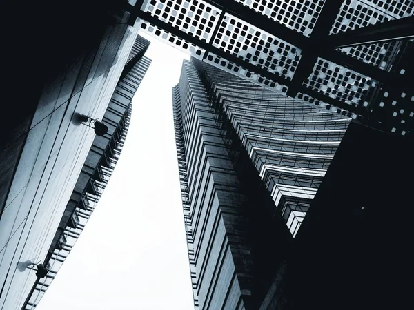 Milan, İtalya - 11 / 22 / 2019: Sonbahar günlerinde Milan şehrine inanılmaz bir manşet. Porta Nuova bölgesinin yeni gökdelenleri ve Duomo 'nun eski şehir merkezi ile büyük panoramik manzara.
