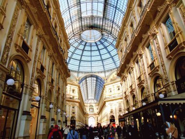 Milan, İtalya - 12 / 25 / 2019: Milano Duomo 'sunun kış günlerindeki muhteşem bir manşeti, bazı insanların akşamın tadını çıkardığı, güzel siyah beyaz arka plan ve bazı ufuk çizgilerinin güzel fotoğrafı