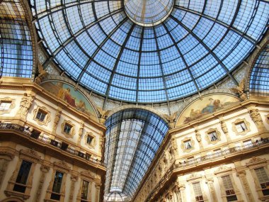 Milan, İtalya - 12 / 25 / 2019: Milano Duomo 'sunun kış günlerindeki muhteşem bir manşeti, bazı insanların akşamın tadını çıkardığı, güzel siyah beyaz arka plan ve bazı ufuk çizgilerinin güzel fotoğrafı