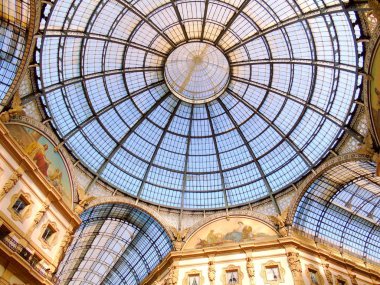 Milan, İtalya - 12 / 25 / 2019: Milano Duomo 'sunun kış günlerindeki muhteşem bir manşeti, bazı insanların akşamın tadını çıkardığı, güzel siyah beyaz arka plan ve bazı ufuk çizgilerinin güzel fotoğrafı