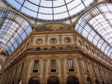 Milan, İtalya - 12 / 25 / 2019: Milano Duomo 'sunun kış günlerindeki muhteşem bir manşeti, bazı insanların akşamın tadını çıkardığı, güzel siyah beyaz arka plan ve bazı ufuk çizgilerinin güzel fotoğrafı