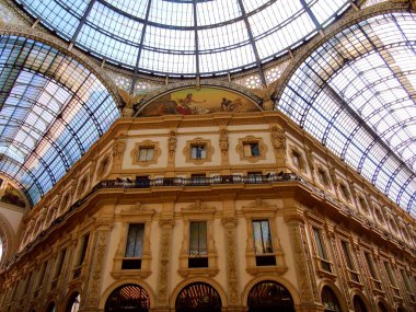 Milan, İtalya - 12 / 25 / 2019: Milano Duomo 'sunun kış günlerindeki muhteşem bir manşeti, bazı insanların akşamın tadını çıkardığı, güzel siyah beyaz arka plan ve bazı ufuk çizgilerinin güzel fotoğrafı