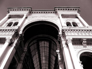 Milan, İtalya - 12 / 25 / 2019: Milano Duomo 'sunun kış günlerindeki muhteşem bir manşeti, bazı insanların akşamın tadını çıkardığı, güzel siyah beyaz arka plan ve bazı ufuk çizgilerinin güzel fotoğrafı