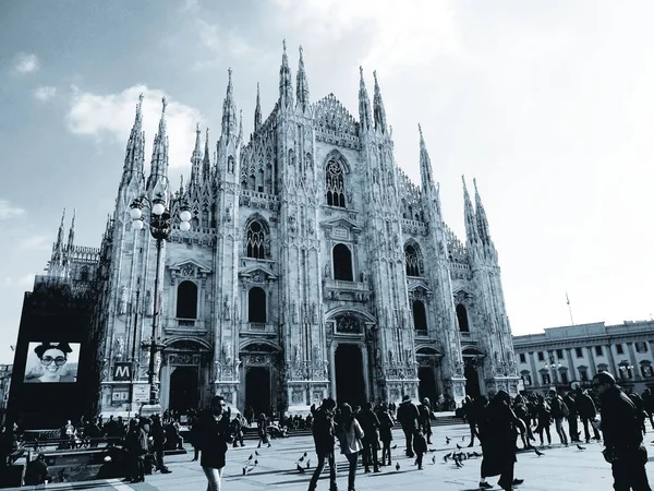 밀라노 이탈리아 2019 사람들이 아름다운 과아름다운 스카이라인 사진을 즐기고 겨울철 — 스톡 사진