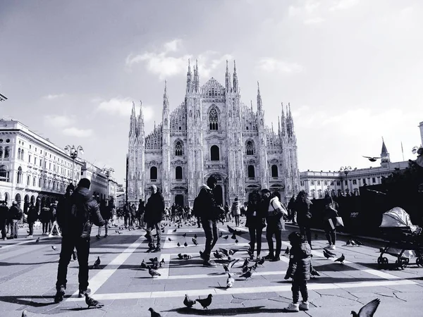 밀라노 이탈리아 2019 사람들이 아름다운 과아름다운 스카이라인 사진을 즐기고 겨울철 — 스톡 사진