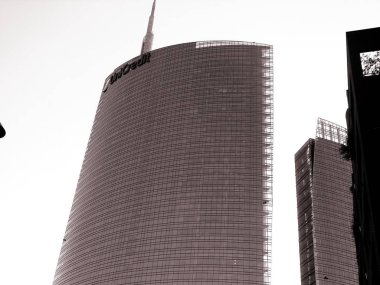 Milan, İtalya - 12 / 22 / 2019: Kış günlerinde Milano şehrine inanılmaz bir manşet. Porta Nuova bölgesinin yeni gökdelenleriyle geniş panoramik manzara.