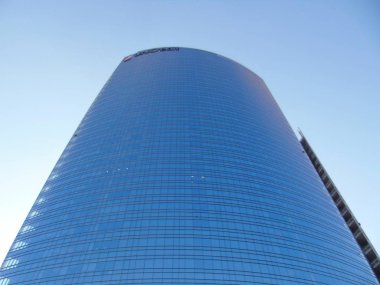 Milan, İtalya - 12 / 22 / 2019: Kış günlerinde Milano şehrine inanılmaz bir manşet. Porta Nuova bölgesinin yeni gökdelenleriyle geniş panoramik manzara.