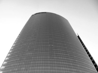 Milan, İtalya - 12 / 22 / 2019: Kış günlerinde Milano şehrine inanılmaz bir manşet. Porta Nuova bölgesinin yeni gökdelenleriyle geniş panoramik manzara.