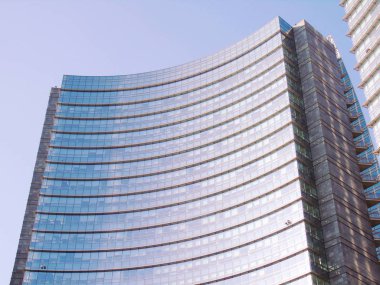 Milan, İtalya - 12 / 22 / 2019: Kış günlerinde Milano şehrine inanılmaz bir manşet. Porta Nuova bölgesinin yeni gökdelenleriyle geniş panoramik manzara.