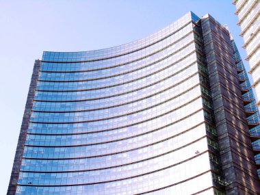 Milan, İtalya - 12 / 22 / 2019: Kış günlerinde Milano şehrine inanılmaz bir manşet. Porta Nuova bölgesinin yeni gökdelenleriyle geniş panoramik manzara.