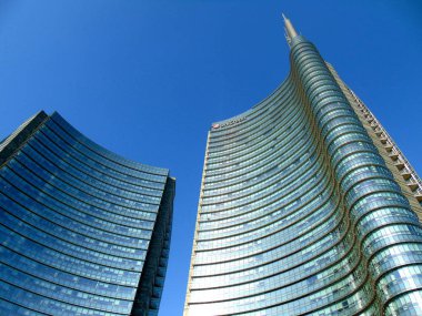 Milan, İtalya - 12 / 22 / 2019: Kış günlerinde Milano şehrine inanılmaz bir manşet. Porta Nuova bölgesinin yeni gökdelenleriyle geniş panoramik manzara.