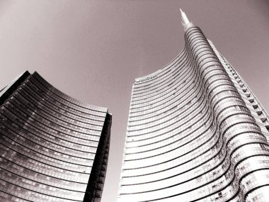 Milan, İtalya - 12 / 22 / 2019: Kış günlerinde Milano şehrine inanılmaz bir manşet. Porta Nuova bölgesinin yeni gökdelenleriyle geniş panoramik manzara.