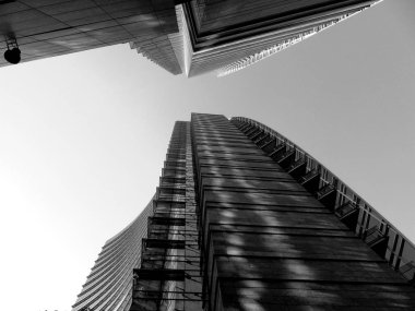 Milan, İtalya - 12 / 22 / 2019: Kış günlerinde Milano şehrine inanılmaz bir manşet. Porta Nuova bölgesinin yeni gökdelenleriyle geniş panoramik manzara.