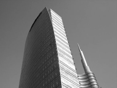 Milan, İtalya - 12 / 22 / 2019: Kış günlerinde Milano şehrine inanılmaz bir manşet. Porta Nuova bölgesinin yeni gökdelenleriyle geniş panoramik manzara.