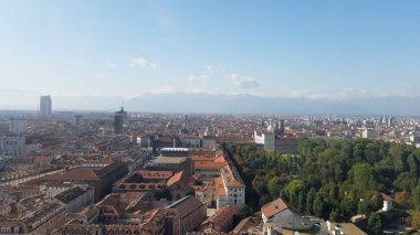 Torino, İtalya - 01 / 004 / 2019: Köstebek Antoneliana 'dan Torino şehrine kış günleri açık mavi gökyüzü ve arka planda Alpler ile güzel panoramik manzara.